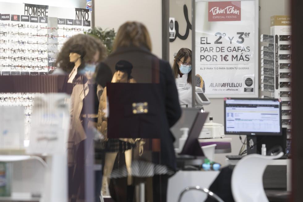 Ambiente en comercios y veladores de la ciudad de Huesca este martes por la tarde.