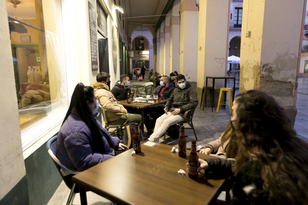 Ambiente en comercios y veladores de la ciudad de Huesca este martes por la tarde.