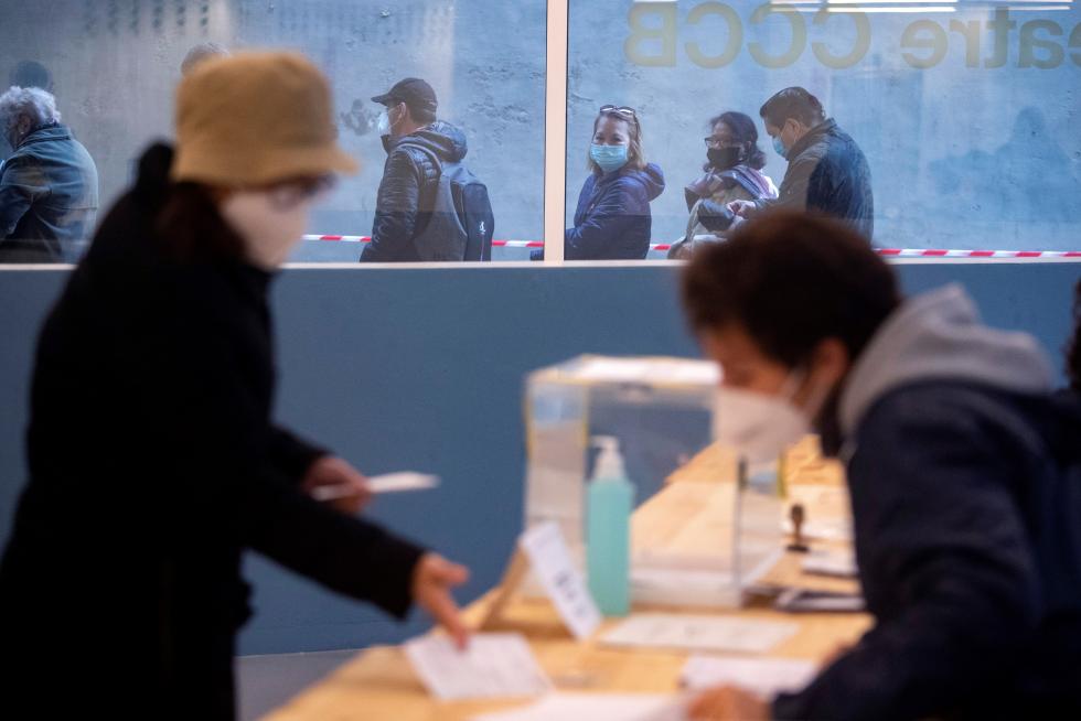 Los primeros votantes acuden a sus respectivos colegios electorales.