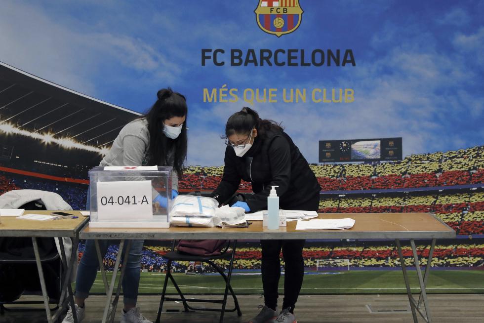 Preparación en los colegios electorales de Cataluña.