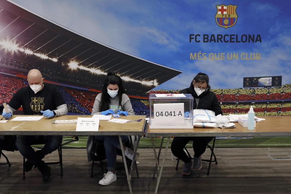 Preparación en los colegios electorales de Cataluña.