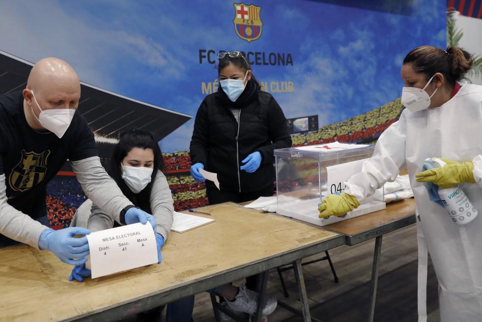 Apertura de los colegios electorales en Cataluña.