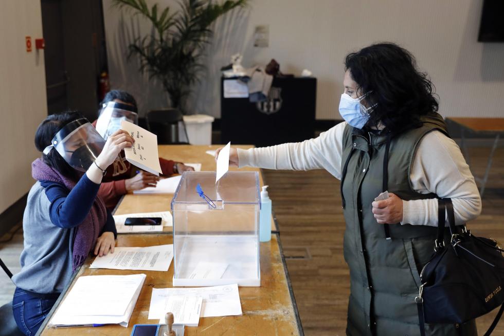 Apertura de los colegios electorales en Cataluña.