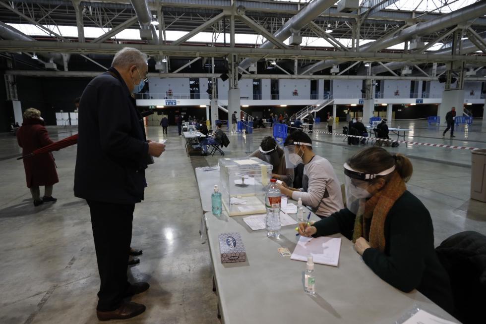 Los primeros votantes acuden a sus respectivos colegios electorales.