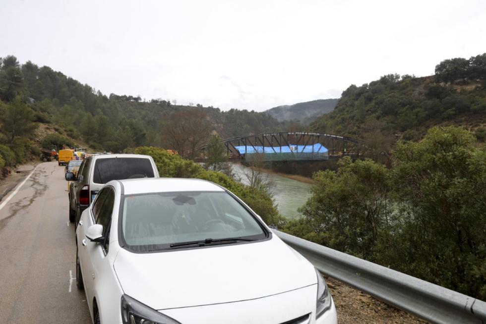 Las obras en el puente de Santa Eulalia de Gállego han obligado a cortar el tráfico.