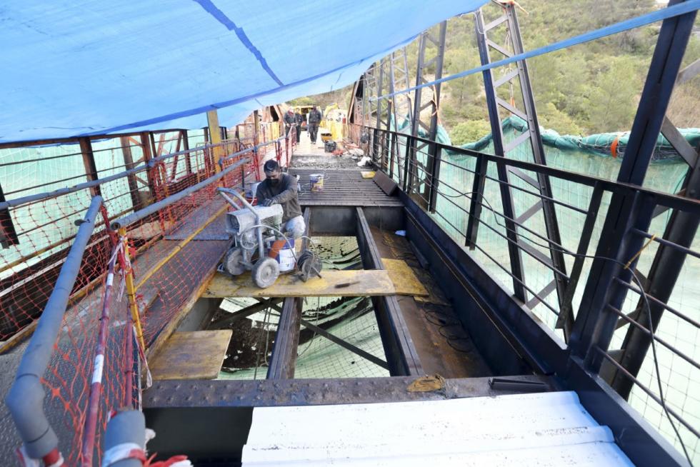 Las obras en el puente de Santa Eulalia de Gállego han obligado a cortar el tráfico.