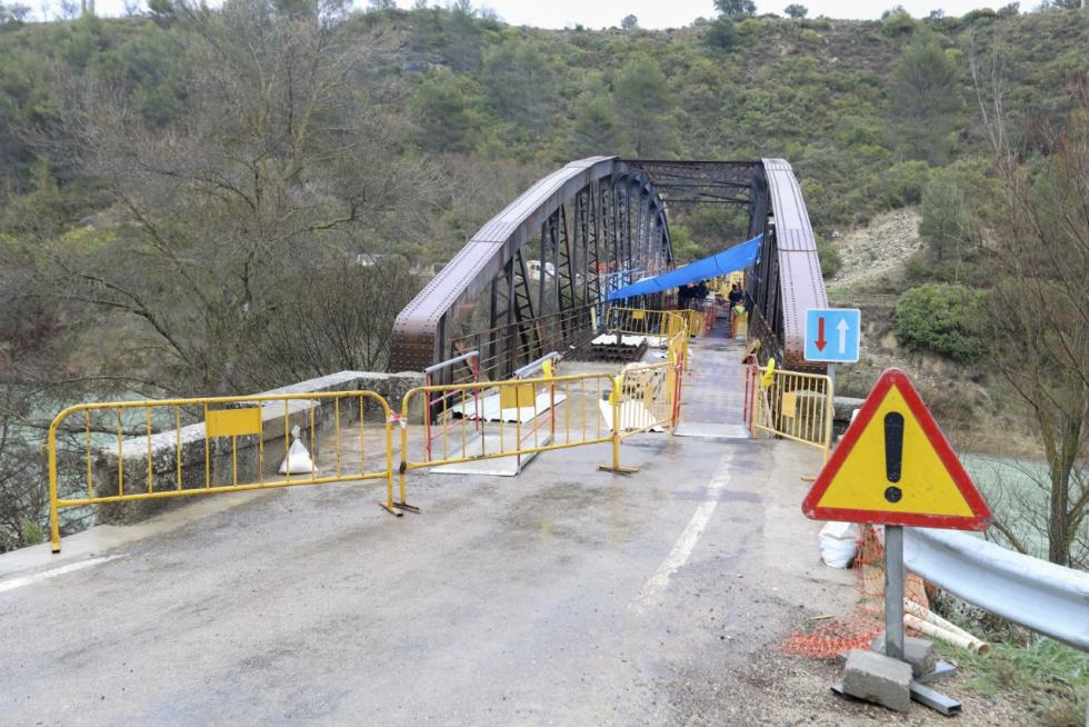 Las obras en el puente de Santa Eulalia de Gállego han obligado a cortar el tráfico.