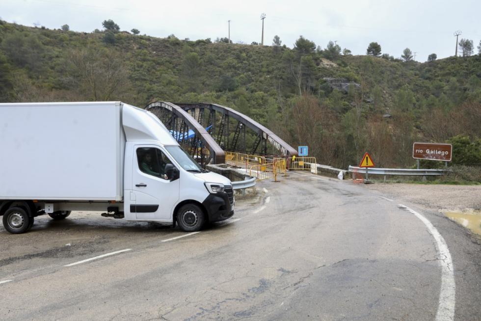 Las obras en el puente de Santa Eulalia de Gállego han obligado a cortar el tráfico.