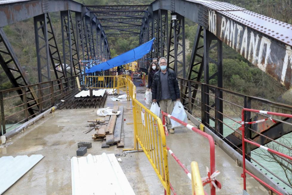 Las obras en el puente de Santa Eulalia de Gállego han obligado a cortar el tráfico.