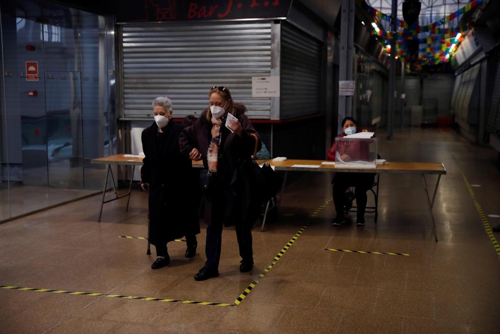 Dos mujeres tras votar en el colegio electoral situado en el Mercat del Ninot en Barcelona.