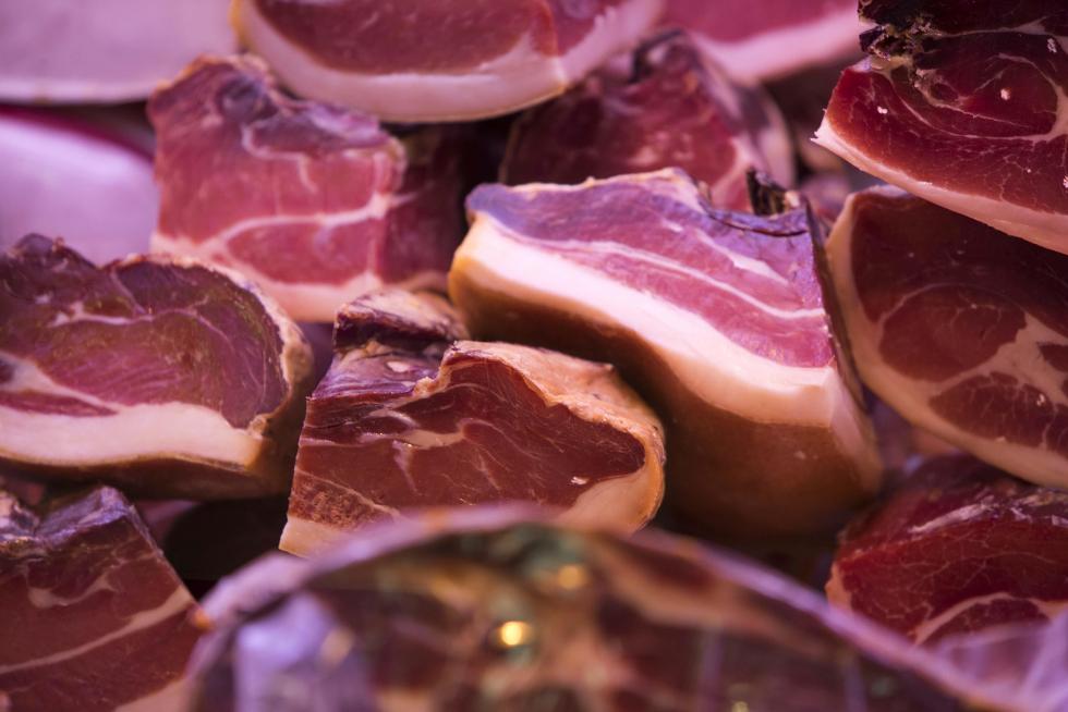 Charcutería Eutiquio en el mercado del barrio de Las Fuentes.