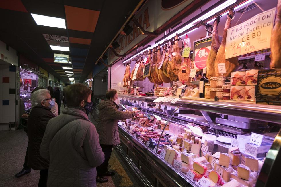 Charcutería Eutiquio en el mercado del barrio de Las Fuentes.