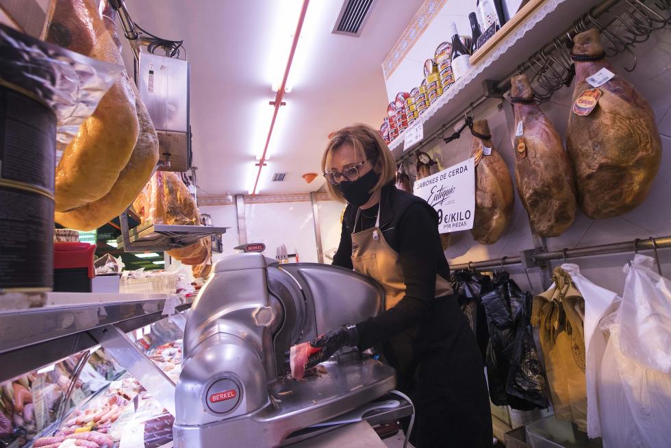 Charcutería Eutiquio en el mercado del barrio de Las Fuentes.