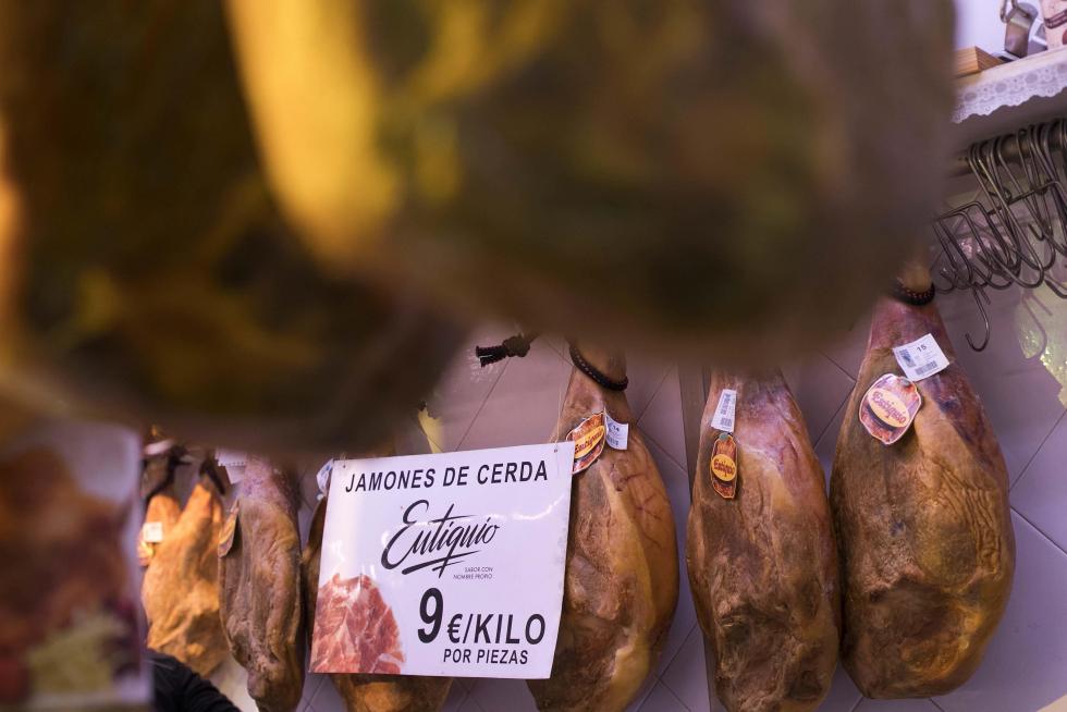 Charcutería Eutiquio en el mercado del barrio de Las Fuentes.