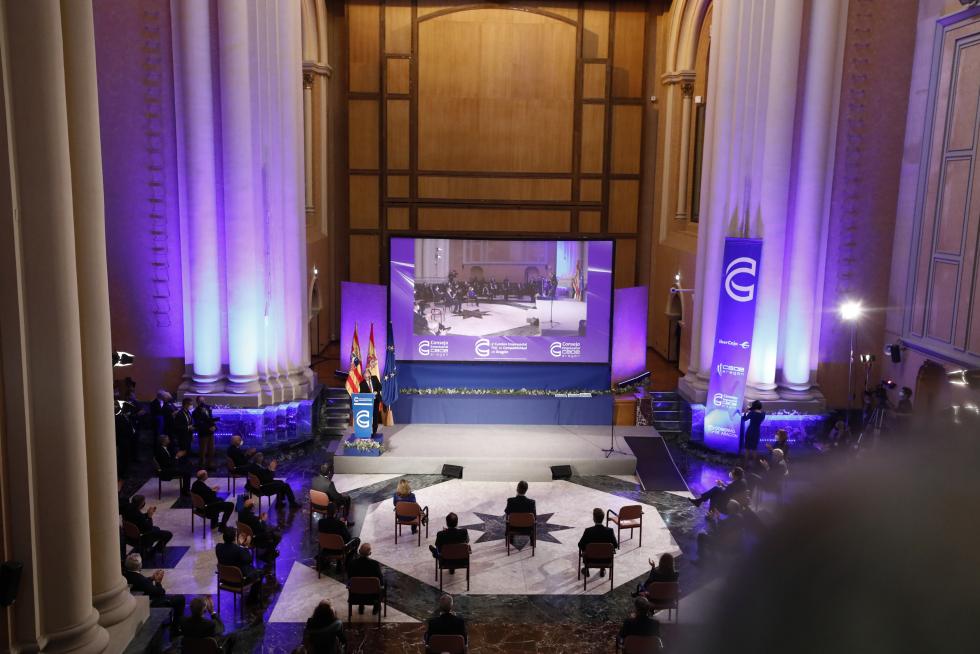 Felipe VI preside la entrega de premios de la CEOE