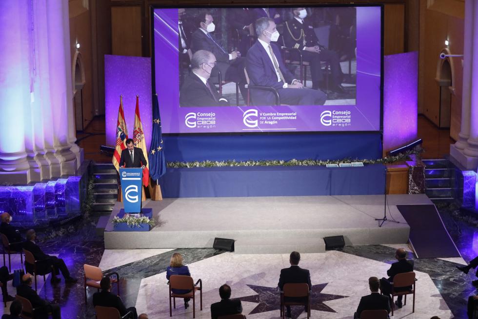 Felipe VI preside la entrega de premios de la CEOE