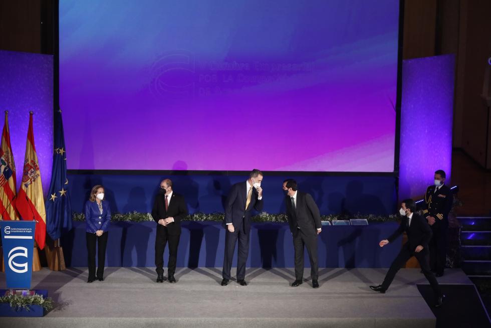 Felipe VI preside la entrega de premios de la CEOE
