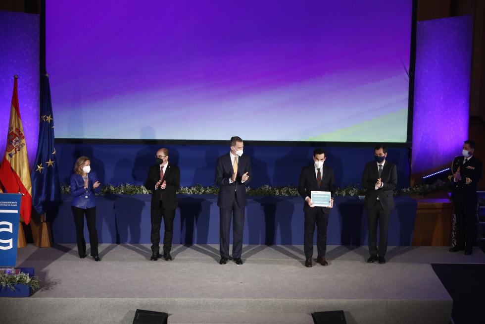 Felipe VI preside la entrega de premios de la CEOE