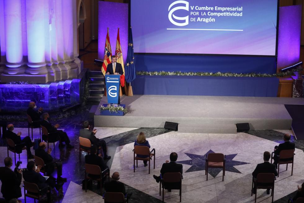 Felipe VI preside la entrega de premios de la CEOE