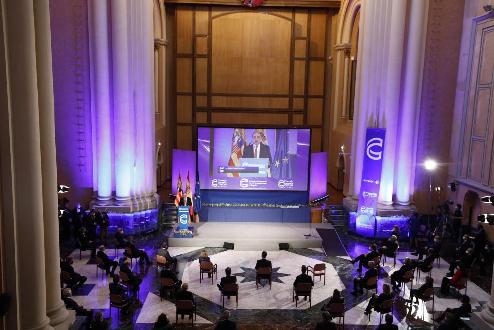 Felipe VI preside la entrega de premios de la CEOE