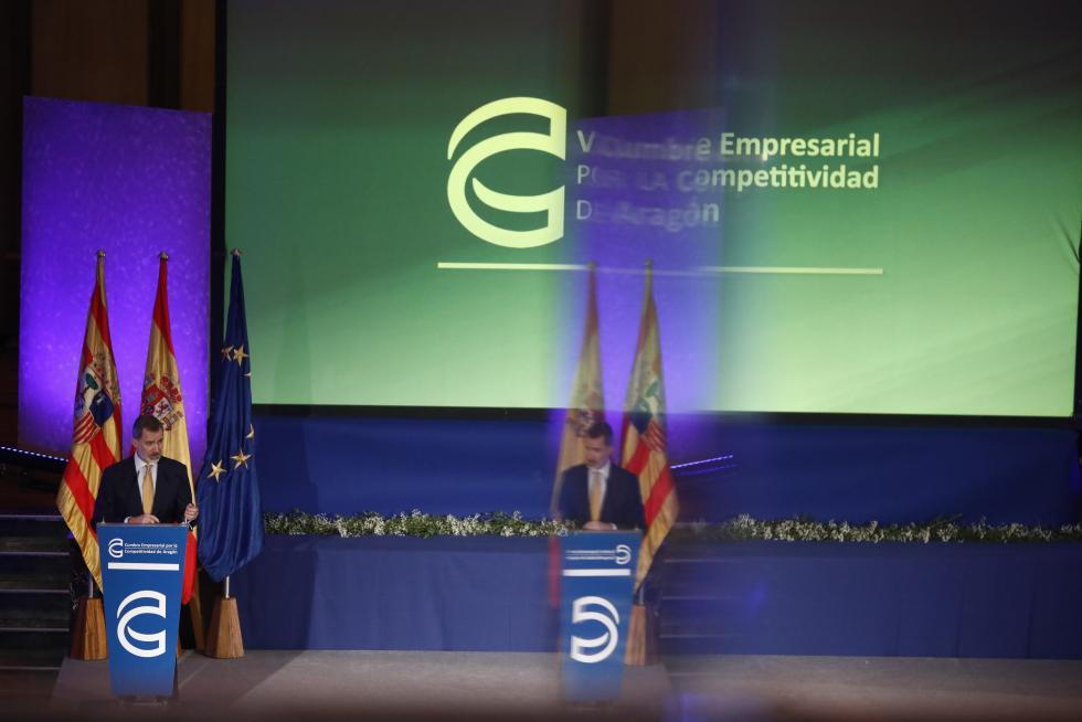 Felipe VI preside la entrega de premios de la CEOE
