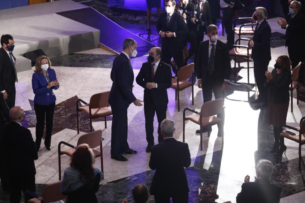 Felipe VI preside la entrega de premios de la CEOE