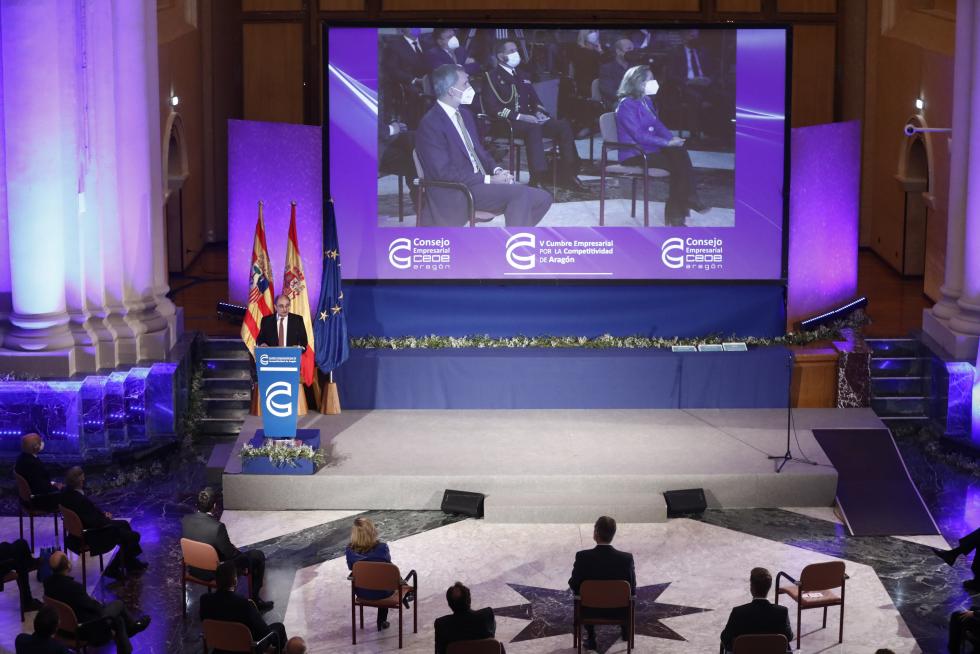 Felipe VI preside la entrega de premios de la CEOE