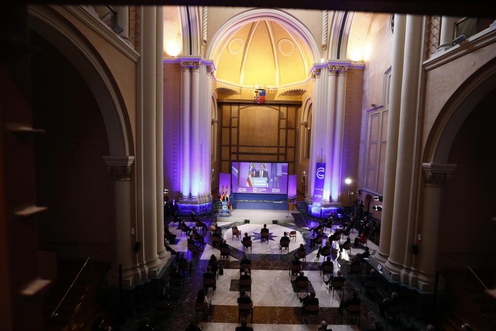 Felipe VI preside la entrega de premios de la CEOE
