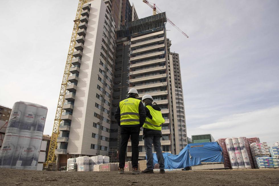 La fachada ventilada ya luce en la mitad de la torre.