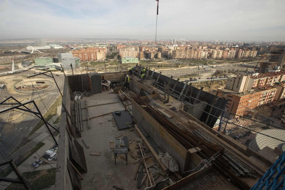 Construcción de una de las dos piscinas comunitarias del edificio, situada en la planta 18.