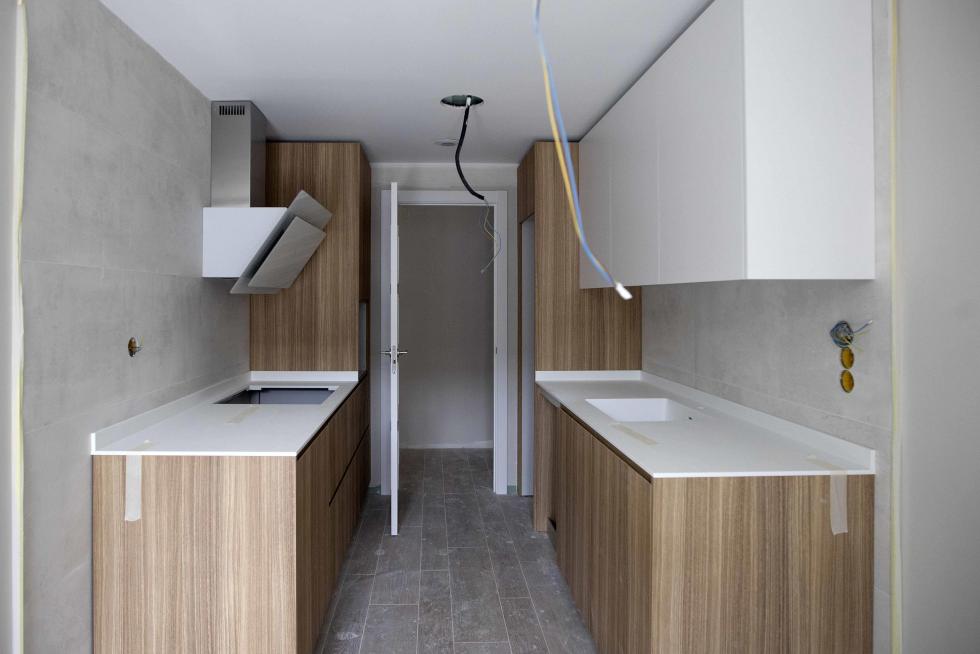 Una cocina situada en una de las plantas inferiores, a falta de remates y de la colocación de los electrodomésticos.