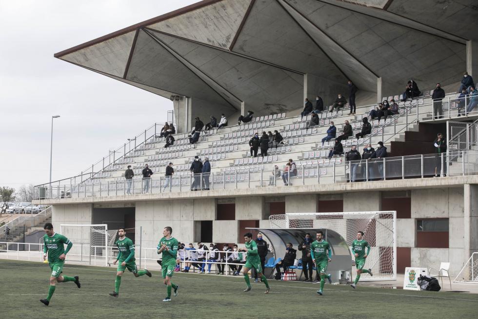 Público en el partido de fútbol entre Cuarte y Épila.