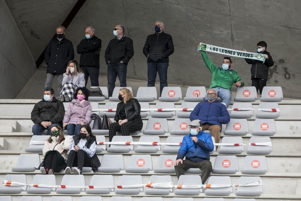 Público en el partido de fútbol entre Cuarte y Épila.