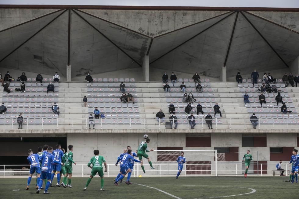 Público en el partido de fútbol entre Cuarte y Épila.