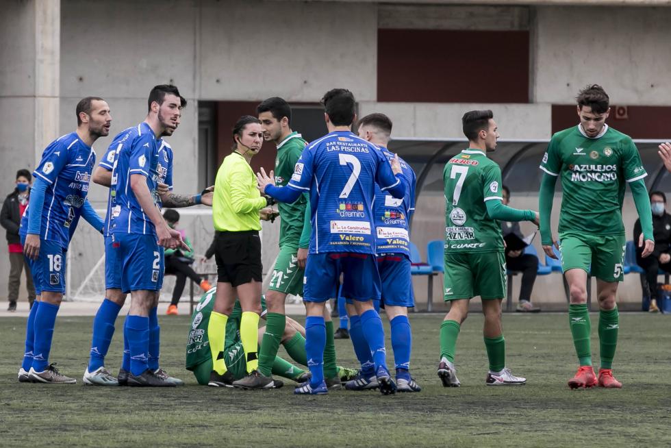 Público en el partido de fútbol entre Cuarte y Épila.