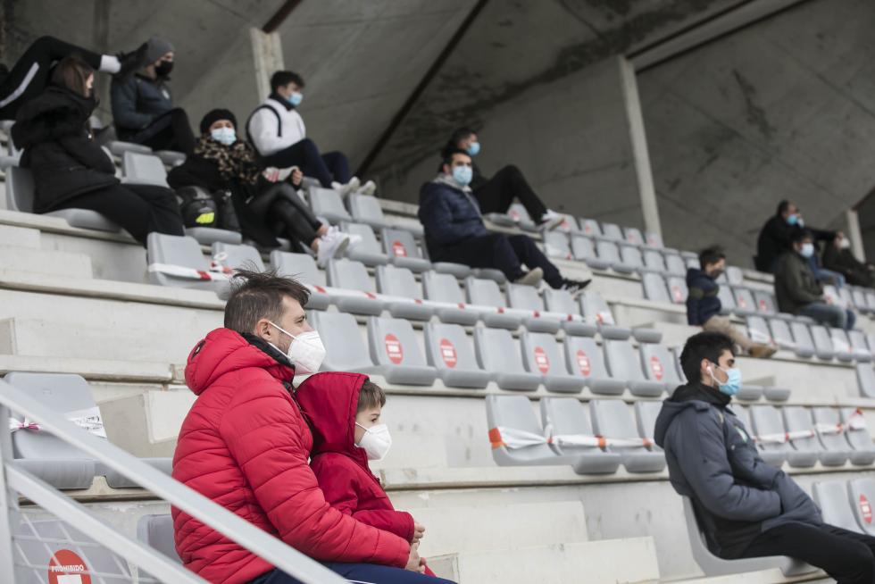 Público en el partido de fútbol entre Cuarte y Épila.