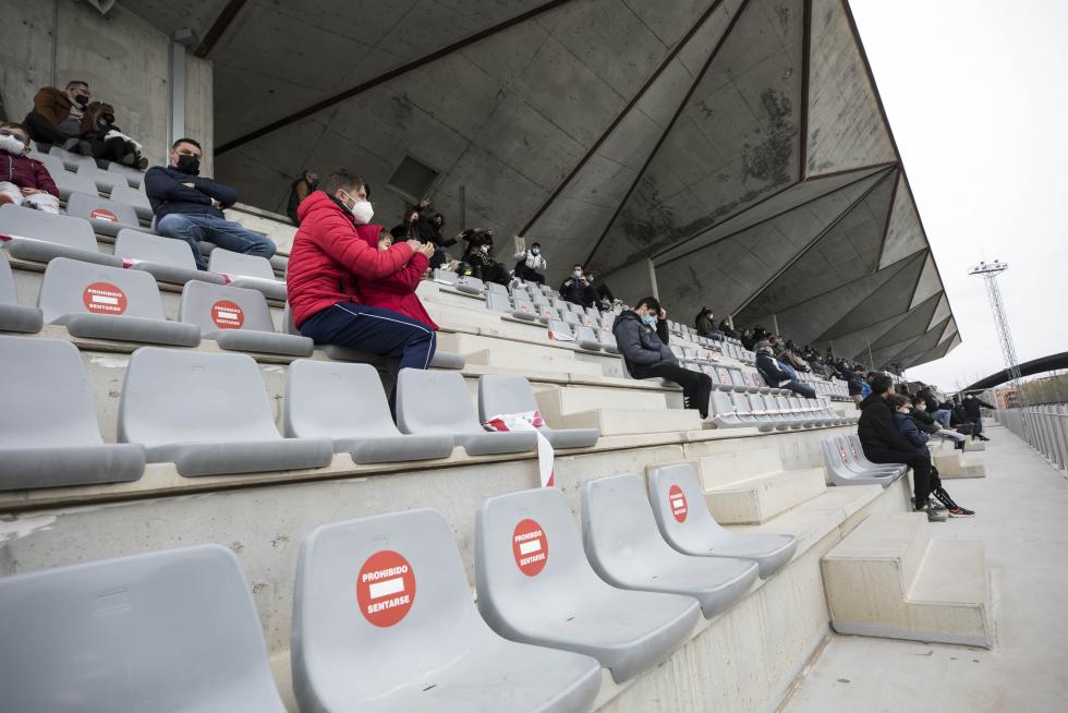 Público en el partido de fútbol entre Cuarte y Épila.
