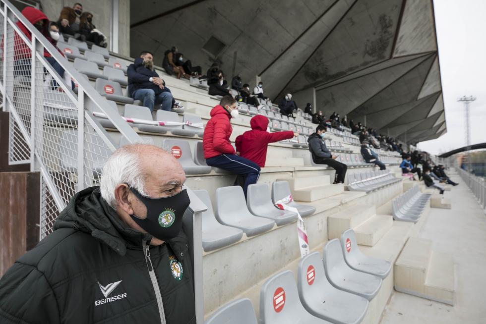 Público en el partido de fútbol entre Cuarte y Épila.