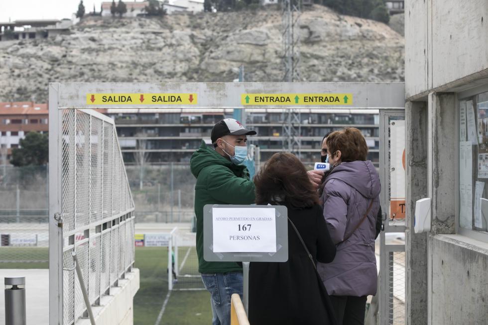 Público en el partido de fútbol entre Cuarte y Épila.