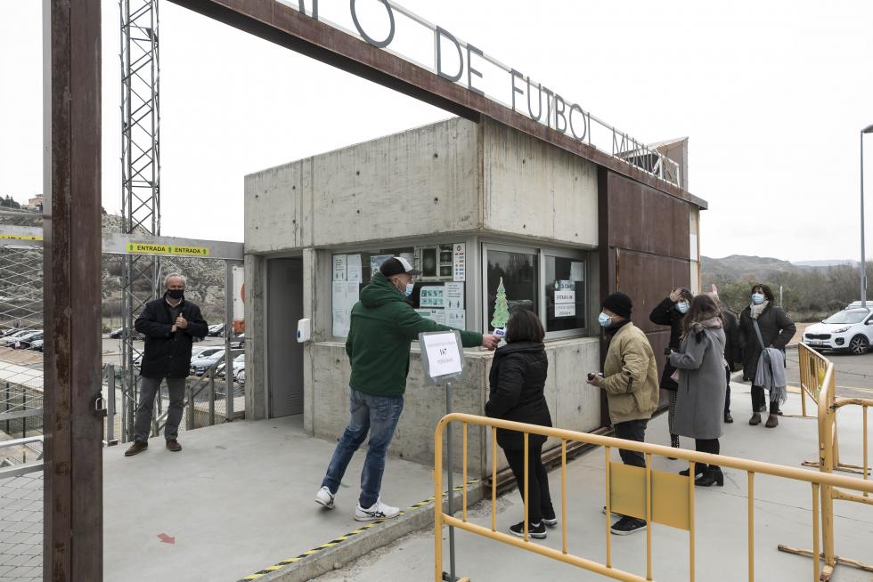 Público en el partido de fútbol entre Cuarte y Épila.