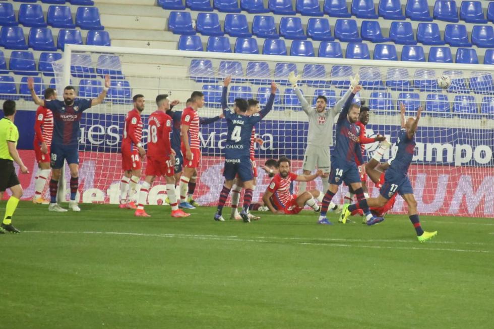Imágenes del encuentro entre la SD Huesca y el Granada en el Estadio El Alcoraz, partido correspondiente a la jornada 21 de LaLiga Santander.