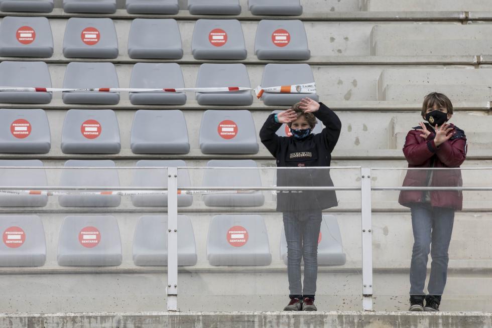Público en el partido de fútbol entre Cuarte y Épila.
