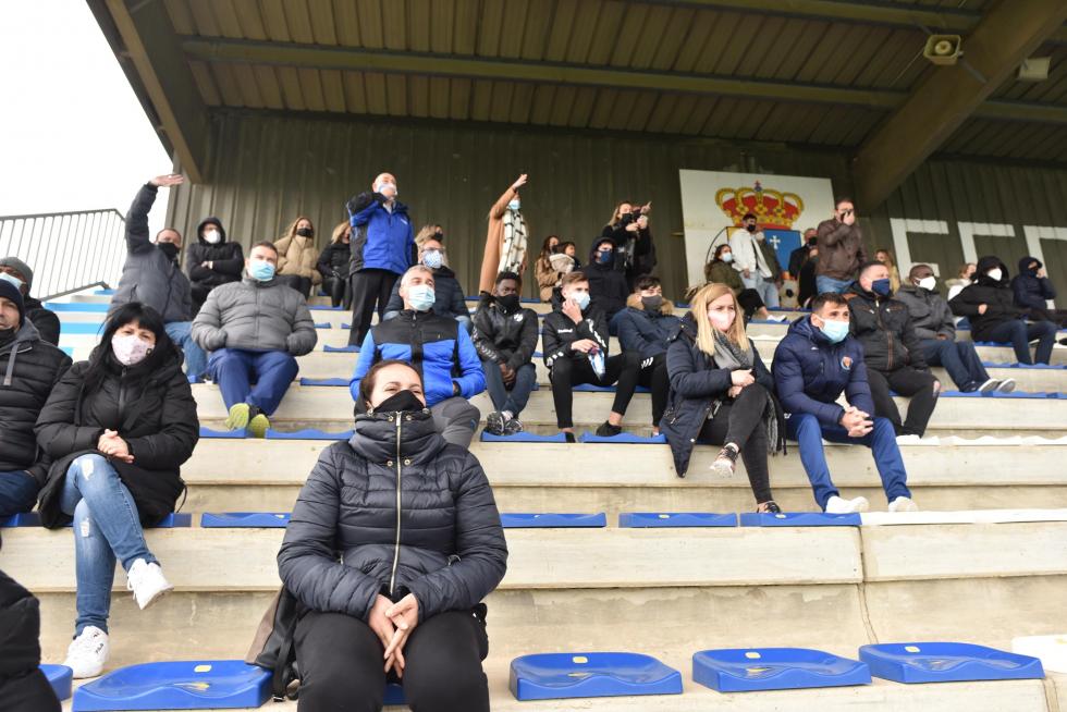 Público en el partido de fútbol entre el Ebro y Haro.