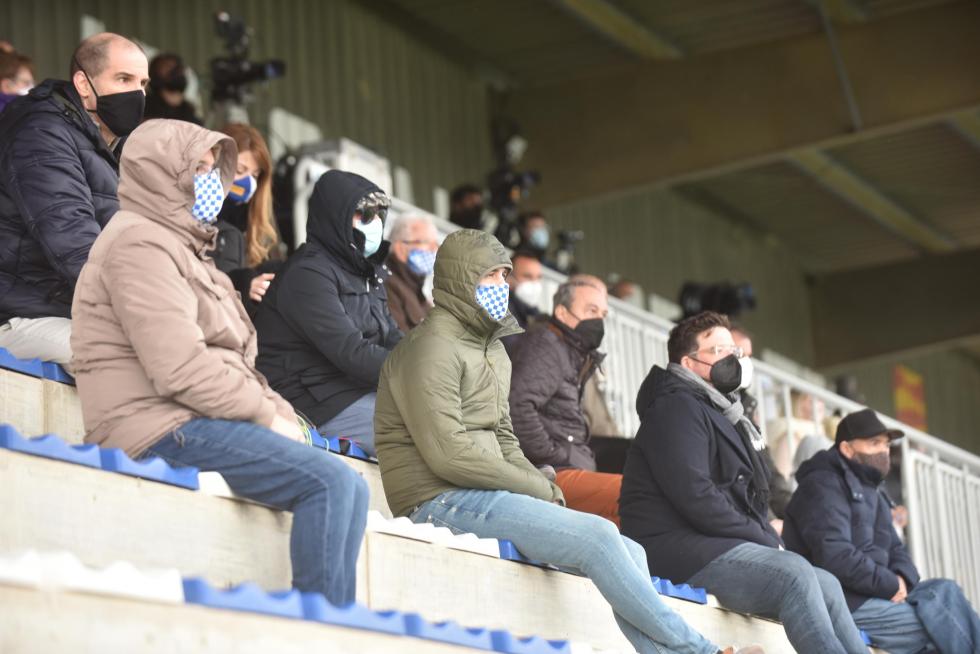 Público en el partido de fútbol entre el Ebro y Haro.