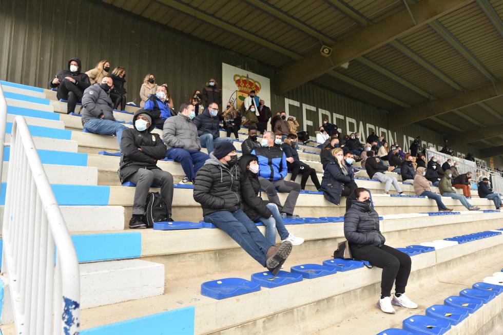 Público en el partido de fútbol entre el Ebro y Haro.