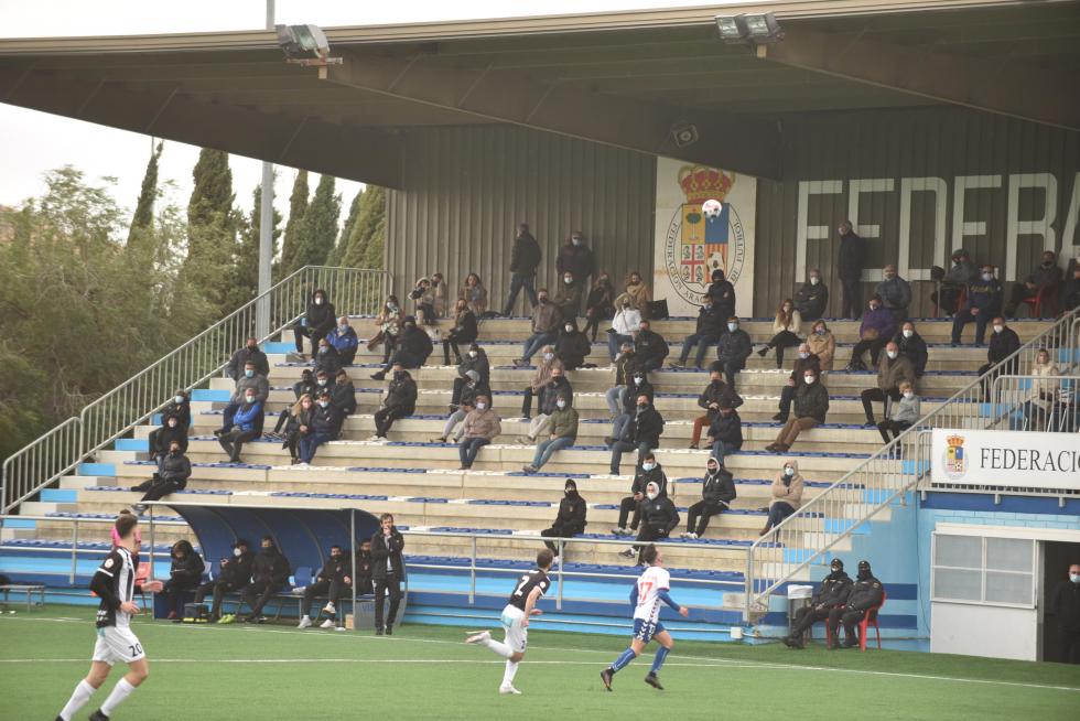 Público en el partido de fútbol entre el Ebro y Haro.