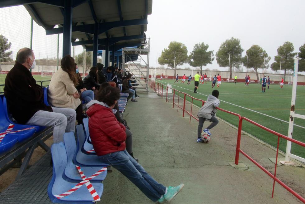 Público en el partido de Tercera División entre Huesca B y Cariñena.
