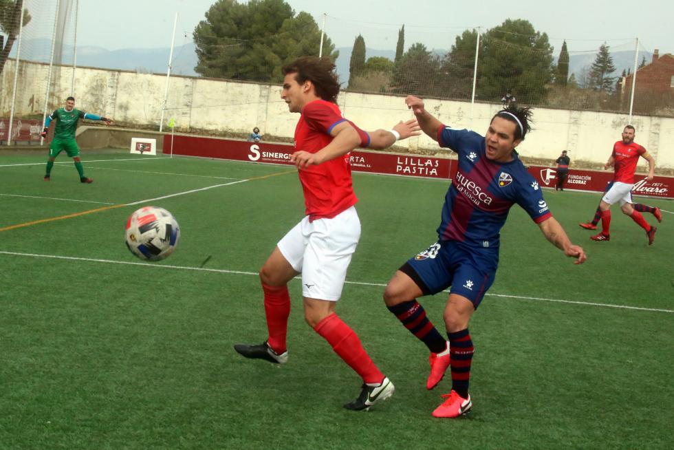 Público en el partido de Tercera División entre Huesca B y Cariñena.