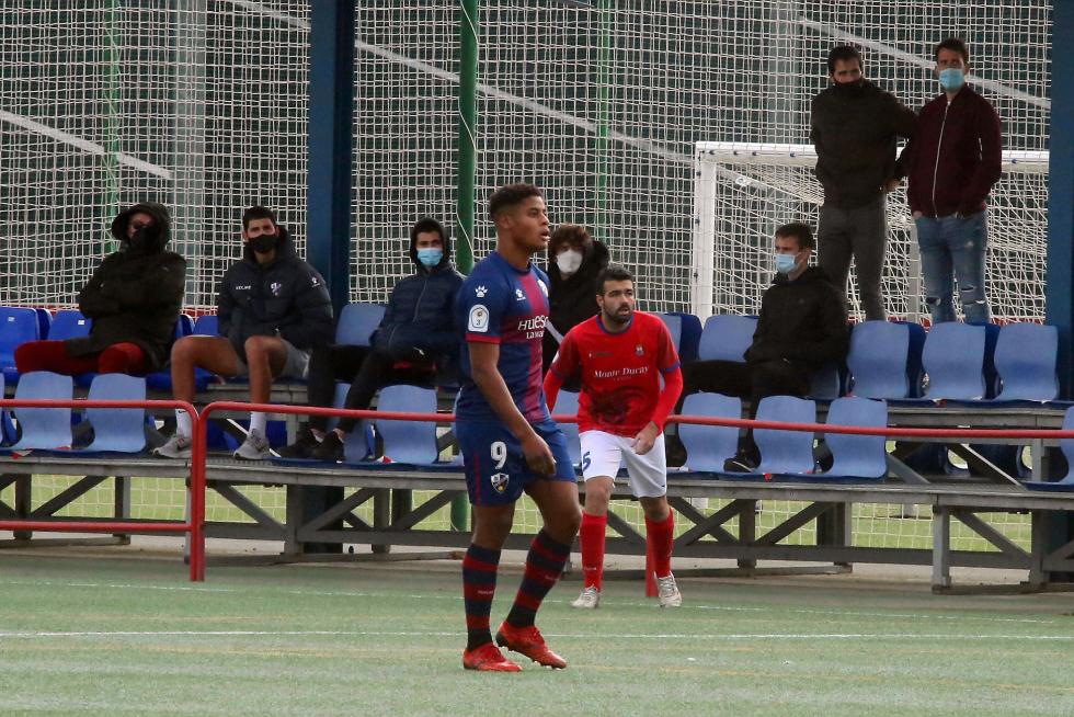 Público en el partido de Tercera División entre Huesca B y Cariñena.
