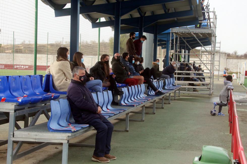 Público en el partido de Tercera División entre Huesca B y Cariñena.